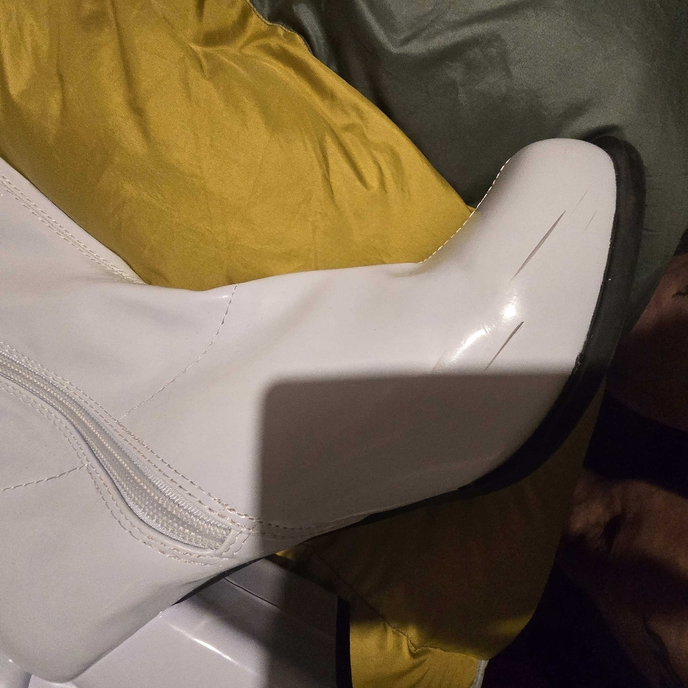 Source Unknown Glossy White Heeled Boots - Picture 3 of 3